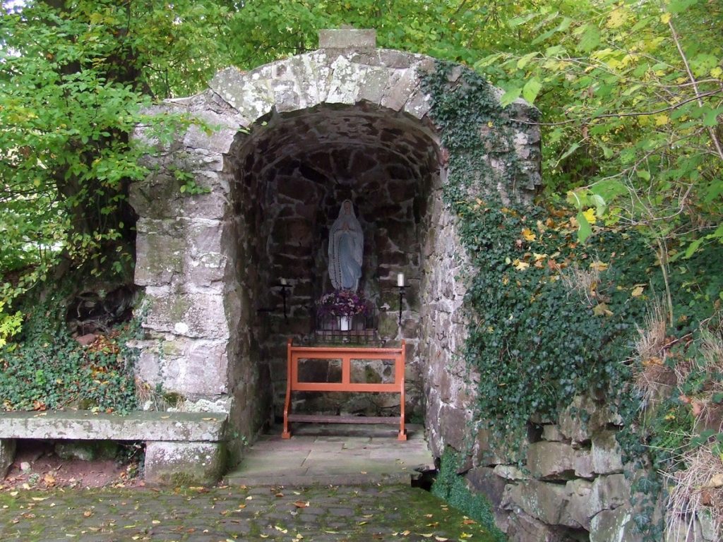 Marienstatue in der Grotte