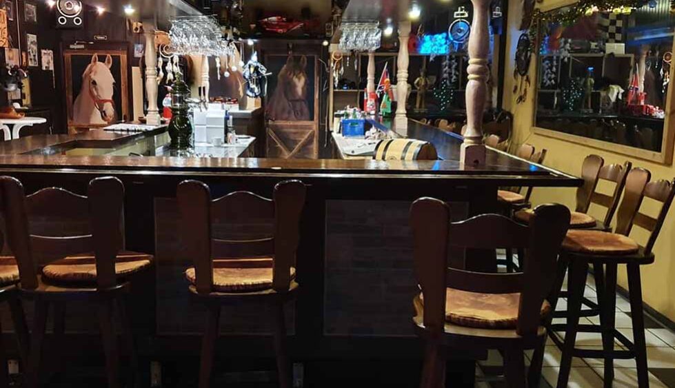 Ein Platz an der Theke im Westernsaloon Greenhorn