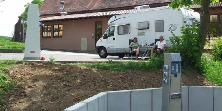 Kostenloser Wohnmobilstellplatz an der Festhalle Külsheim